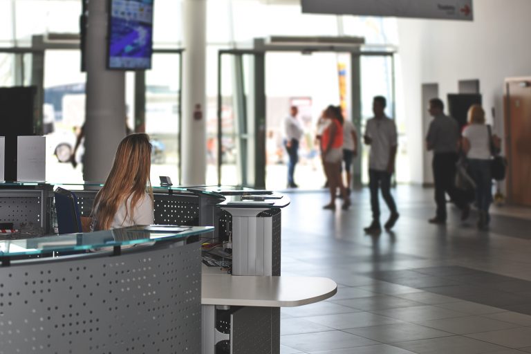 Hôtesse d’accueil : missions, compétences et évolutions professionnelles