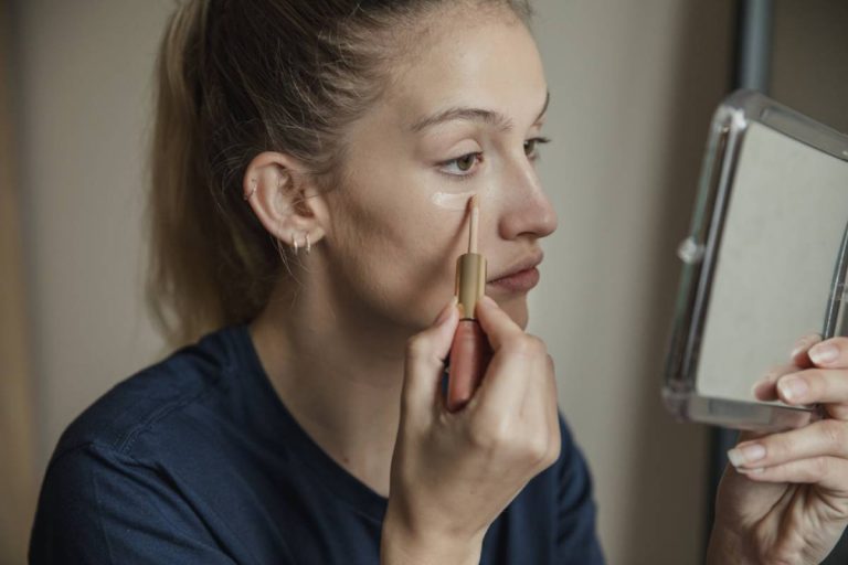 Anti-cernes stick : une révolution make-up à adopter