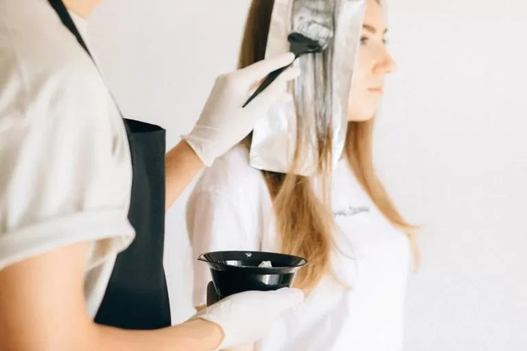 Comment teindre ses cheveux en noir naturellement ?