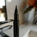 Crayon noir sous les yeux : Comment l&rsquo;appliquer comme une pro