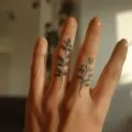Tatouages aux doigts femme : designs discrets et significations